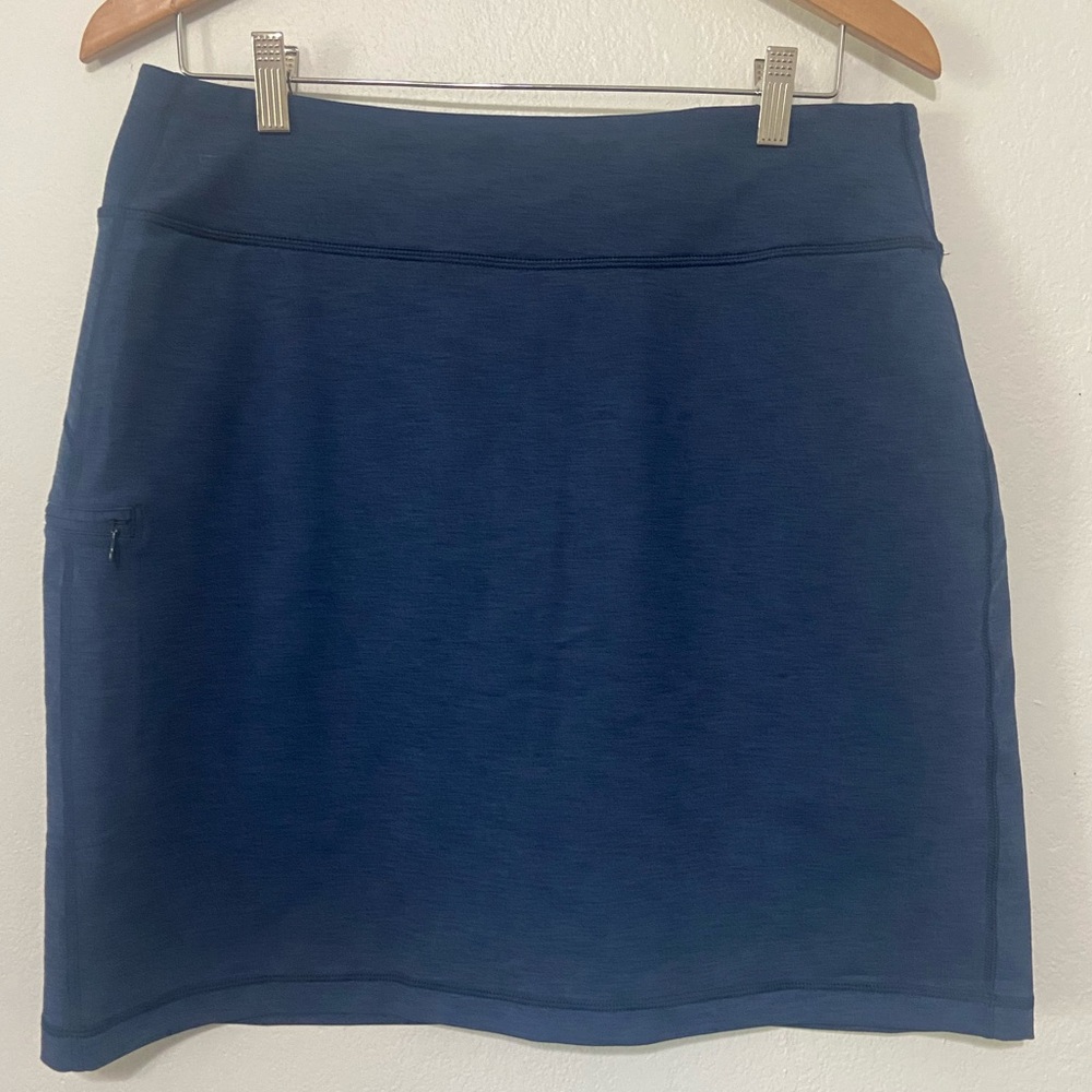 Duluth Trading women's L navy athletic skirt with built in shorts EUC